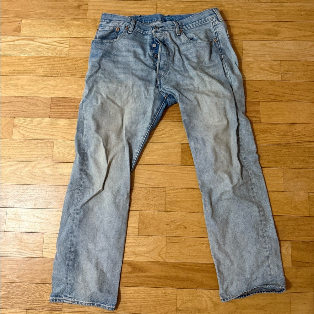 Men’s Light Wash Levi’s 501
